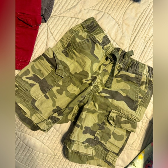 Bundle of shorts and pants for little boy size 3T - Picture 3 of 5